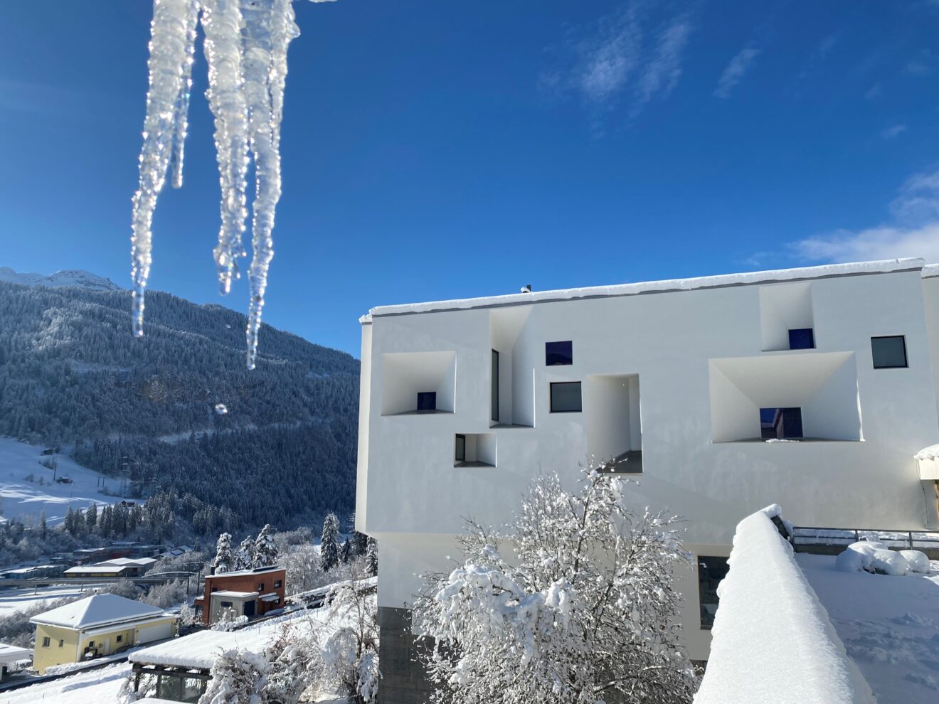 Kloster mit Schnee, Eis, Winter 2024